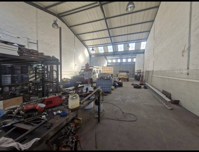 1,270M² WAREHOUSE TO LET IN STIKLAND INDUSTRIAL